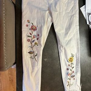 Miss Me Boutique still White Skinny Ankle jeans with flowers.
